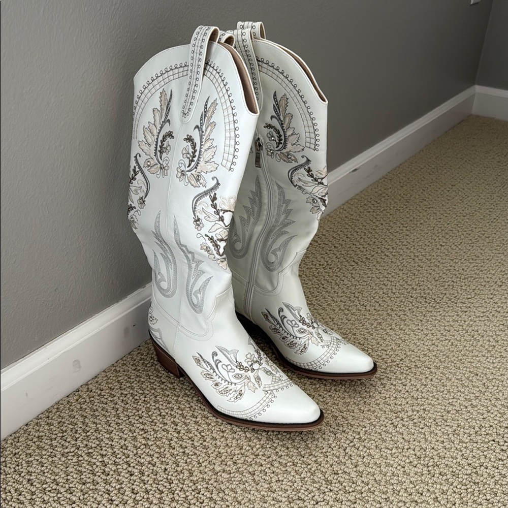 Elegant White Embroidered Heeled Boots